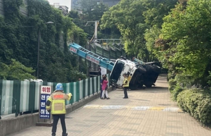 경의중앙선 덮친 사다리차…운전자 '면허정지' 음주 상태