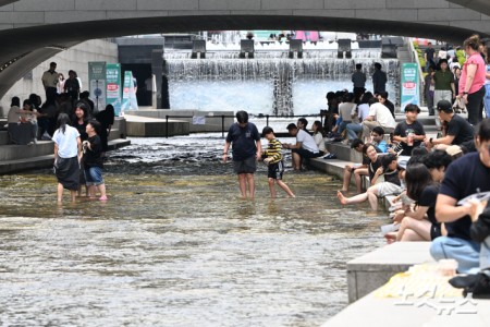 청계천에서 시원하게 '첨벙청벙'