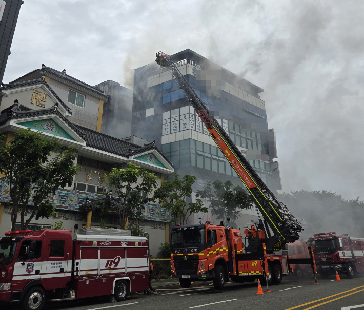 13일 오전 부산 기장군 상가 건물 화재 현장. 부산소방재난본부 제공 