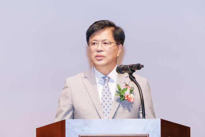 강원대학교 개교 78주년 기념식이 13일 오전 춘천캠퍼스 실사구시관에서 개최된 가운데 정재연 총장이 축사를 하는 모습. 강원대 제공