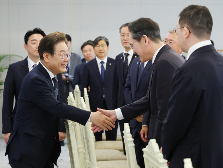 이재용 "자서전 읽었다"발언에 李대통령 함박 웃음[영상]