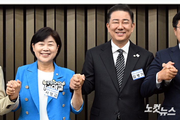 손잡은 민주당 서영교·김병기 원내대표 후보자