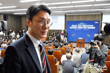 민주당 원내대표 선출 의원총회 참석한 김민석 총리 후보자