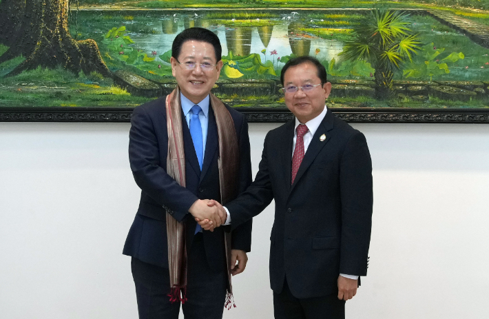 캄보디아를 방문 중인 김영록 전라남도지사가 13일(현지 시간) 프놈펜 MOH 본부에서 열린 '전라남도-캄보디아 보건의료 교류 및 협력 고위급 회담'에 참석, 치앙 라 캄보디아 보건부장관과 기념촬영을 하고 있다. 전라남도 제공