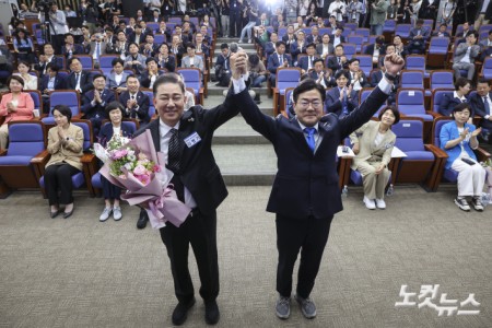 더불어민주당 김병기 신임 원내대표가 13일 서울 여의도 국회에서 열린 제22대 국회 더불어민주당 제2기 원내대표 선출 의원총회에서 꽃다발을 들고 기념촬영을 하고 있다. 2025.6.13