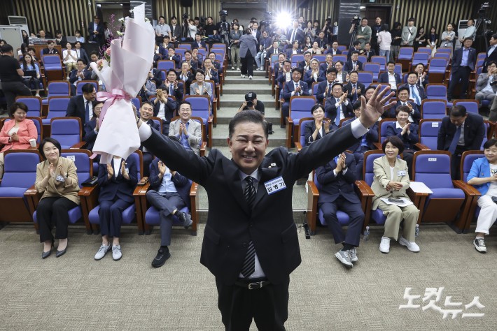 더불어민주당 김병기 신임 원내대표가 13일 서울 여의도 국회에서 열린 제22대 국회 더불어민주당 제2기 원내대표 선출 의원총회에서 꽃다발을 들고 기념촬영을 하고 있다. 2025.6.13