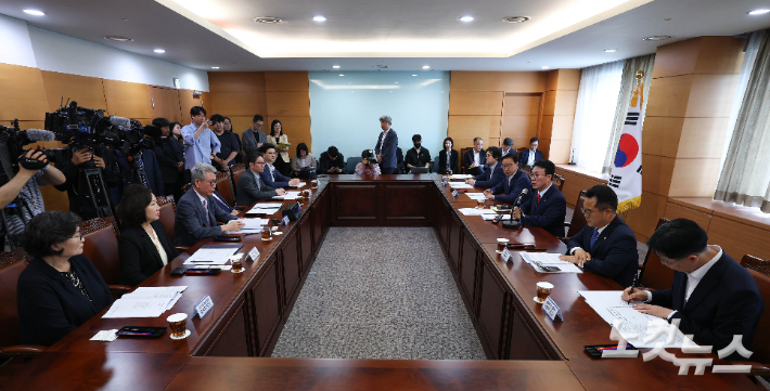 김민석 국무총리 후보자가 13일 오전 서울 종로구 금융감독연수원에 마련된 청문회 준비단 사무실에서 식품, 외식 업계 관계자들과 '밥상물가 안정을 위한 경청 간담회'를 갖고 있다. 황진환 기자