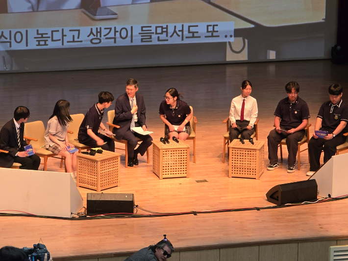 문형배 전 재판관이 전남학생의회 학생들과 얘기하고 있다. 고영호 기자