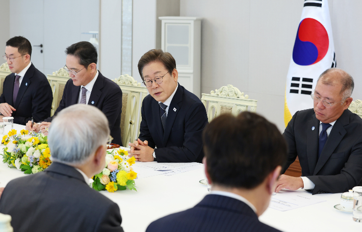 이재명 대통령이 13일 서울 용산 대통령실에서 열린 6경제단체·기업인 간담회에서 발언하고 있다. 연합뉴스