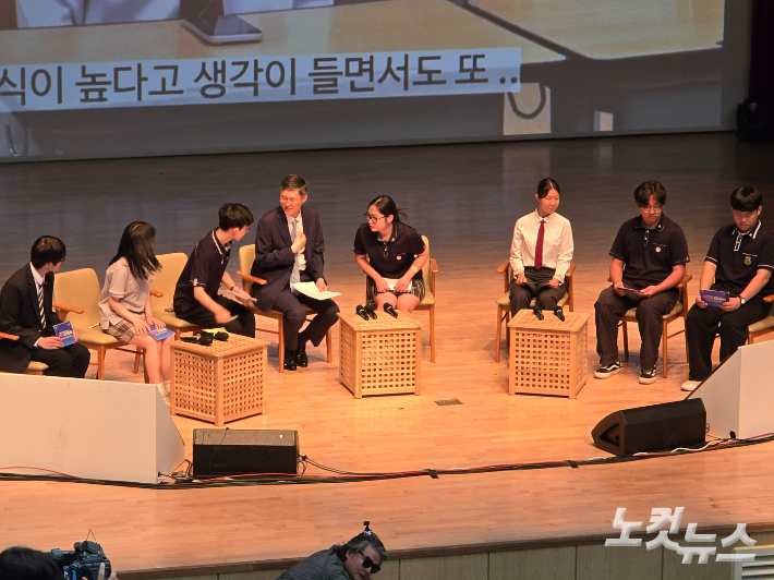 문형배 전 재판관이 전남학생의회 학생들과 얘기하고 있다. 고영호 기자