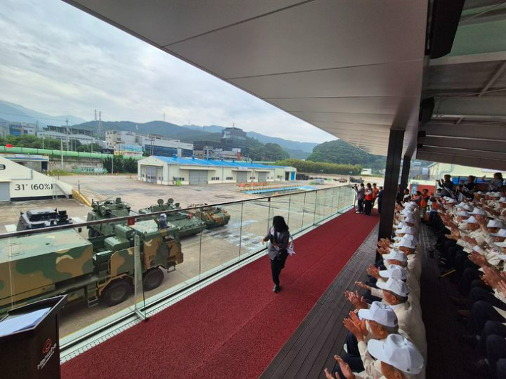 한화에어로스페이스가 6∙25전쟁 75주년을 맞아 6∙25 참전유공자들을 지난 13일 창원사업장으로 초청한 가운데 참전유공자들이 생산장비에 대한 성능시험 장면을 관람하고 있다. 한화에어로스페이스 제공