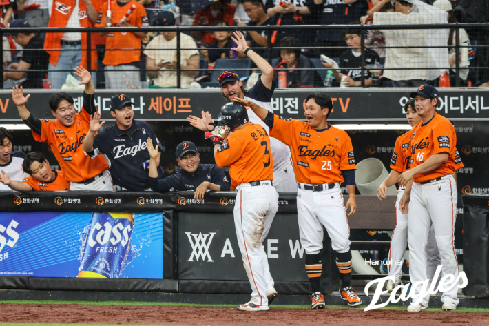 1시간 44분 우천 중단에도 식지 않은 한화의 화력…LG 꺾고 33일 만에 1위로