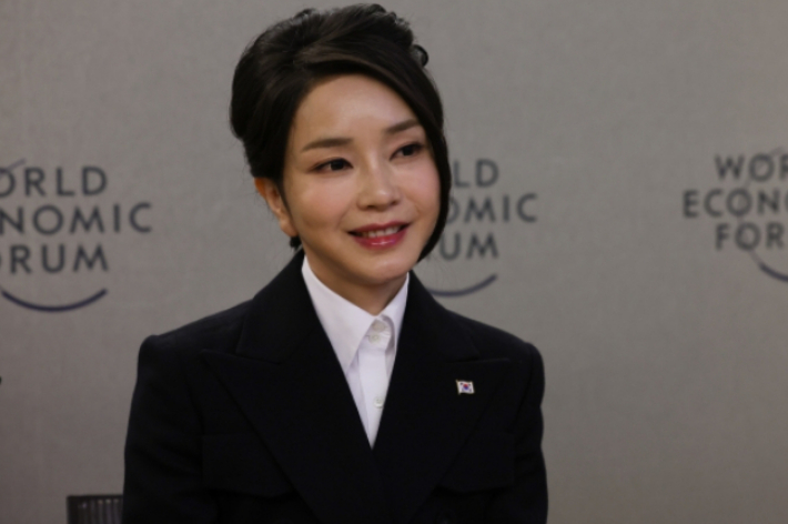 [단독]'건진 샤넬백 2개' 가방3개·신발1개로 교환…행방은 여전히 묘연