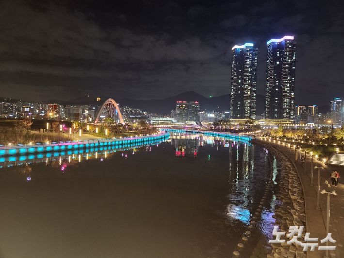 부산 북항 친수공원 야경. 박상희 기자 
