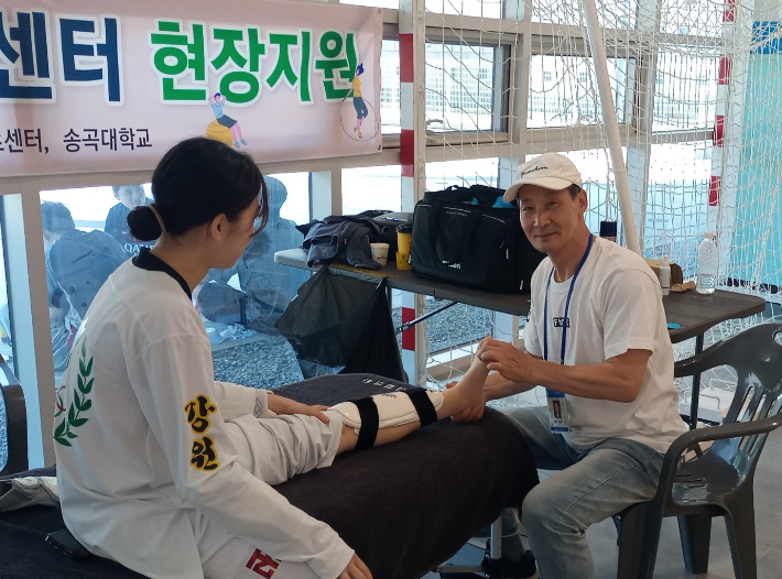 이일구 송곡대 교수가 삼척에서 열린 60회 강원도민체전에서 강원학생스포츠센터와 함께 의무 지원에 나섰다. 강원학생스포츠센터 제공 