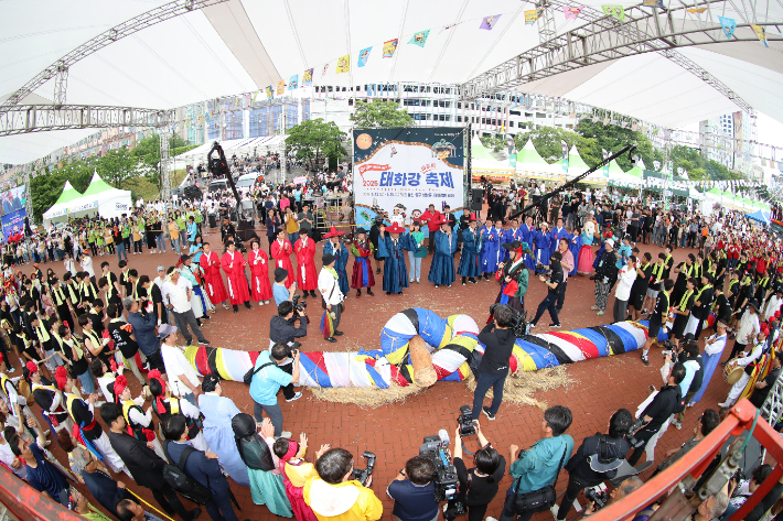 울산의 대표적인 여름 축제 '2025 태화강마두희축제'가 성황리에 마쳤다. 비가 내리는 궂은 날씨에도 20만여 명이 축제장을 찾았다. 중구청 제공