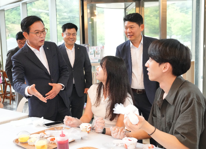 14일 김석필 천안시장 권한대행(왼쪽)이 천안시청 로비에서 열린 '빵지순례 빵빵데이' 체험행사장을 방문해 시민들과 대화를 나누고 있다. 천안시 제공