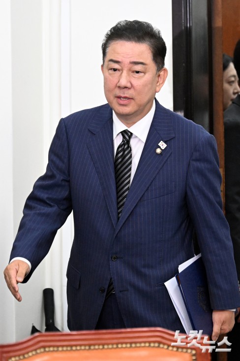 더불어민주당 김병기 당대표 직무대행 겸 원내대표가 16일 서울 여의도 국회에서 열린 최고위원회의에 참석하고 있다.