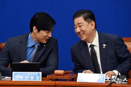 더불어민주당 김병기 당대표 직무대행 겸 원내대표와 한준호 최고위원이 16일 서울 여의도 국회에서 열린 최고위원회의에서 대화를 하고 있다.