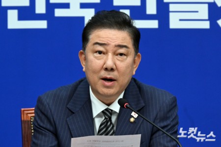 더불어민주당 김병기 당대표 직무대행 겸 원내대표가 16일 서울 여의도 국회에서 열린 최고위원회의에서 발언을 하고 있다.