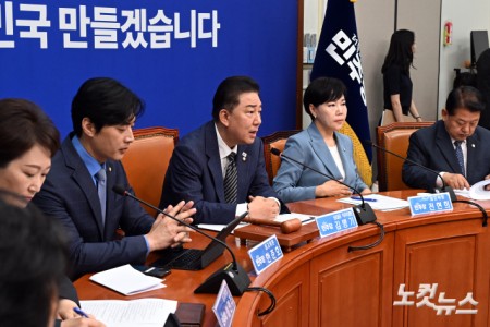 더불어민주당 김병기 당대표 직무대행 겸 원내대표가 16일 서울 여의도 국회에서 열린 최고위원회의에서 발언을 하고 있다.