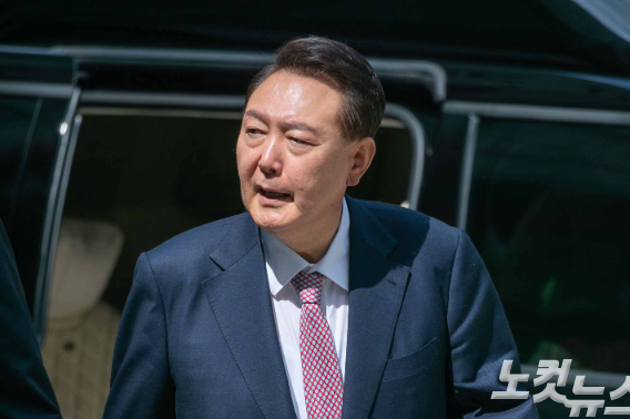 윤석열 전 대통령이 9일 오전 서울 서초구 서울중앙지방법원에서 내란 우두머리 혐의 사건 6차 공판에 출석하고 있다. 사진공동취재단