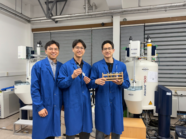 KAIST 화학과 김현우 교수, 김동훈 석박통합과정, 최경선 석박통합과정(왼쪽부터). 카이스트 제공