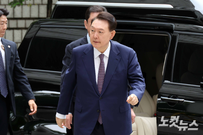 尹, '내란 특검' 임명 후 첫 재판 출석…특검 질문에 묵묵부답