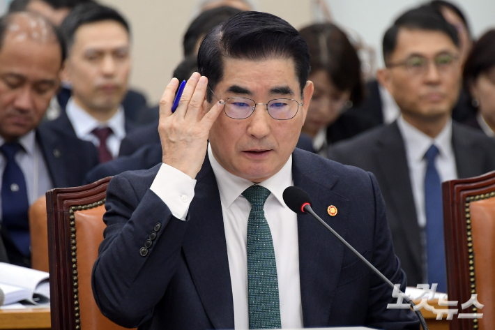 법원, 김용현 전 장관 보석 조건부 결정…"尹측 접촉 금지"