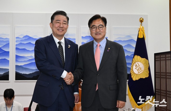 김병기 당대표 직무대행 겸 원내대표가 16일  서울 여의도 국회에서 우원식 국회의장을 예방해 기념촬영을 하고있다.