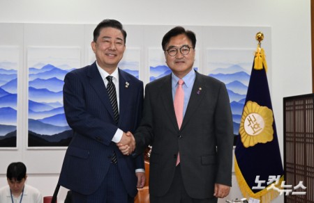 김병기 당대표 직무대행 겸 원내대표가 16일  서울 여의도 국회에서 우원식 국회의장을 예방해 기념촬영을 하고있다.