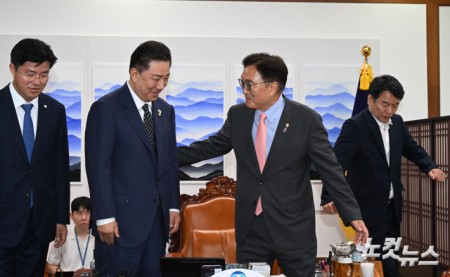 김병기 당대표 직무대행 겸 원내대표가 16일  서울 여의도 국회에서 우원식 국회의장을 예방하고 있다.