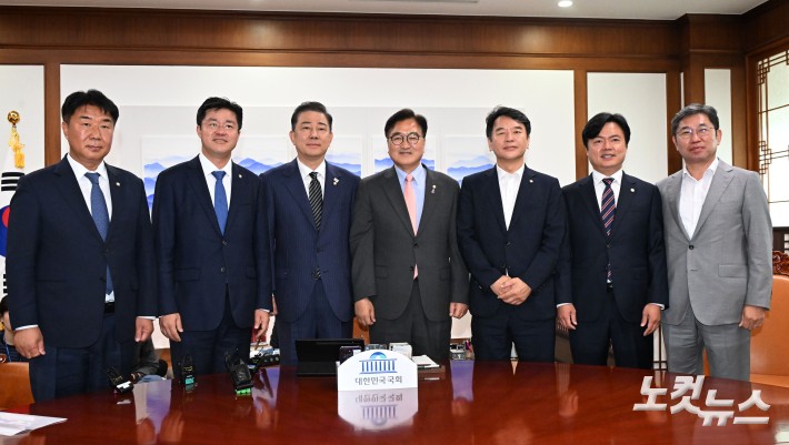 김병기 당대표 직무대행 겸 원내대표가 16일  서울 여의도 국회에서 우원식 국회의장을 예방해 원내지도부와 함께 기념촬영을 하고있다.