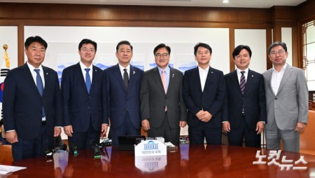 김병기 당대표 직무대행 겸 원내대표가 16일  서울 여의도 국회에서 우원식 국회의장을 예방해 원내지도부와 함께 기념촬영을 하고있다.