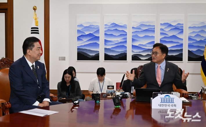 김병기 당대표 직무대행 겸 원내대표rk 16일  서울 여의도 국회에서 우원식 국회의장을 예방하고 있다.