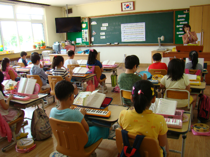 교사로 근무 당시 음악 수업을 진행하고 있는 유영화 작가. 유영화 작가 제공