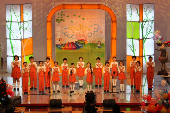 유영화 작가는 교사 시절 25년동안 학생들에게 합창 지도를 했고 KBS 동요대회에 출전하기도 했다. 유영화 작가 제공