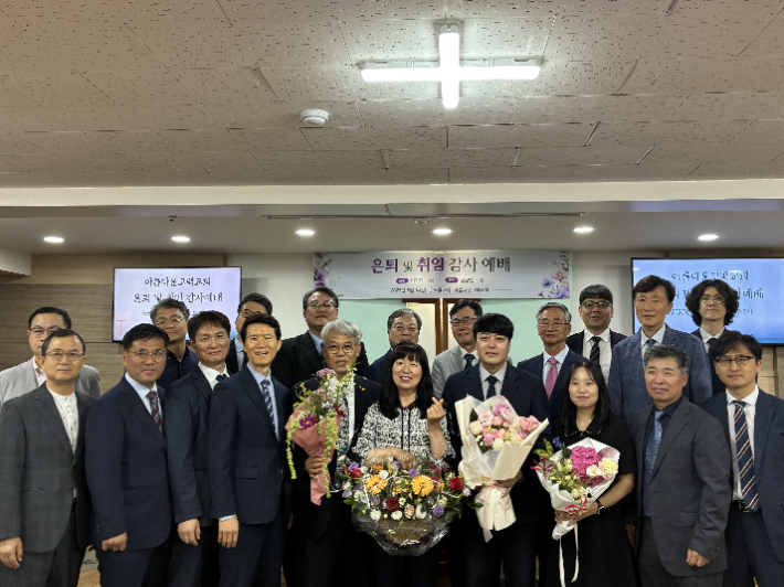 아름다운고백교회는 지난 2004년 6월 이기학 목사가 개척했으며, 2007년 북구 장성동의 현재 예배당으로 이전했다. 예배를 마친 뒤 기념촬영을 하고 있다. 아름다운고백교회 제공