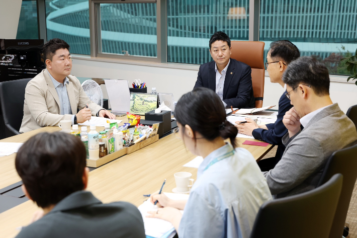 경기도의회 김진경 의장과 경기도, 경기도교육청 관계자들이 대안교육기관 급식비 지원 예산 분담에 대해 논의하고 있다. 경기도의회 제공