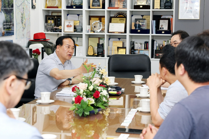 이권재(왼쪽 두 번째) 오산시장과 물류센터 반대 오산·동탄비상대책위 간담회. 오산시 제공