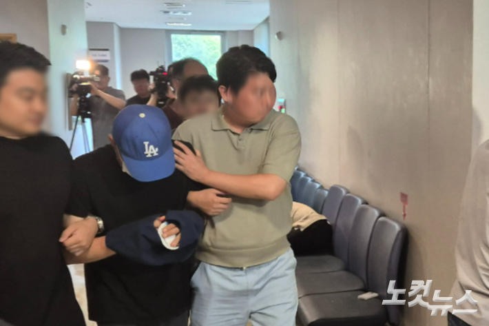 대구에서 헤어진 연인을 살해하고 도주했다가 나흘 만에 붙잡힌 40대 남성 A씨가 16일 대구지방법원 서부지원에서 열린 구속 전 피의자 심문을 받았다. 정진원 기자
