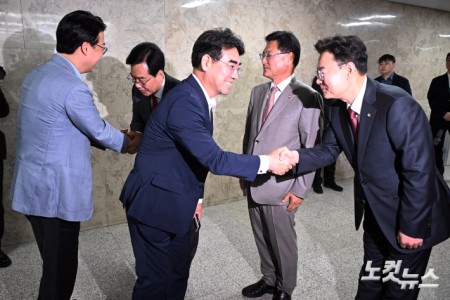 16일 서울 여의도 국회에서 열린 2025 국민의힘 원내대표 선출 의원총회에서 송언석·이헌승·김성원 후보가 회의장 앞에서 의원들과 인사를 하고 있다.