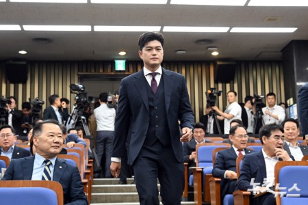 16일 서울 여의도 국회에서 열린 2025 국민의힘 원내대표 선출 의원총회에 김용태 비상대책위원장이 참석하고 있다.