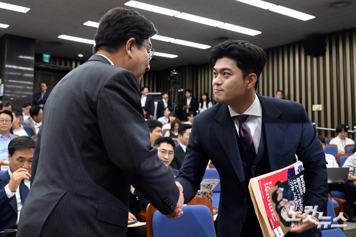 16일 서울 여의도 국회에서 열린 2025 국민의힘 원내대표 선출 의원총회에서 김용태 비상대책위원장과 권성동 원내대표(왼쪽)가 악수를 하고 있다.