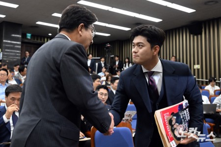 16일 서울 여의도 국회에서 열린 2025 국민의힘 원내대표 선출 의원총회에서 김용태 비상대책위원장과 권성동 원내대표(왼쪽)가 악수를 하고 있다.