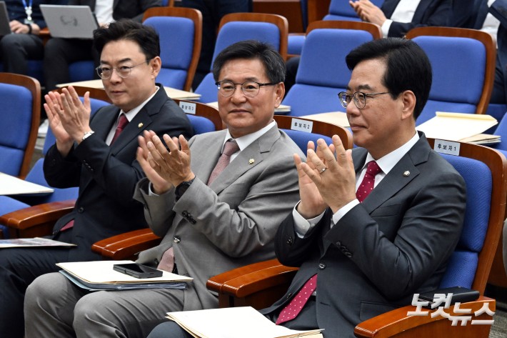 16일 서울 여의도 국회에서 열린 2025 국민의힘 원내대표 선출 의원총회에서 송언석·이헌승·김성원 후보(오른쪽부터)가 박수를 치고 있다.