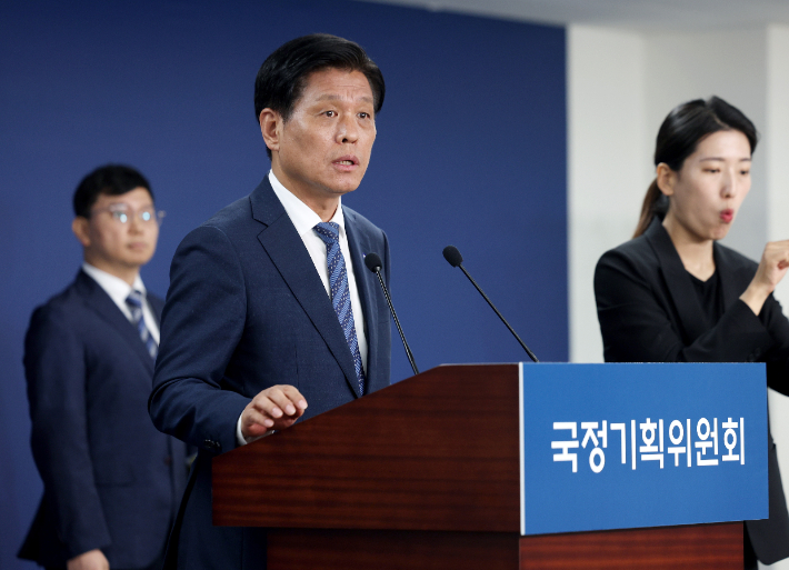국정기획위원회가 출범한 16일 서울 종로구 정부서울청사 창성동 별관에서 국정기획위 대변인을 맡은 더불어민주당 조승래 의원이 1차 전체회의 관련 브리핑을 하고 있다. 연합뉴스