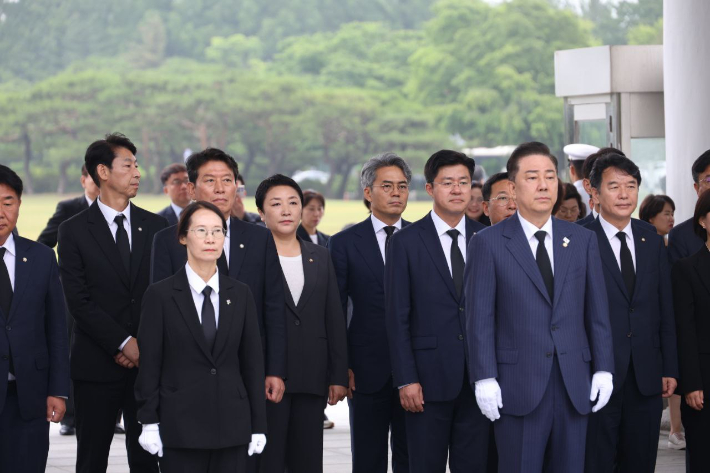 이재명 정부 출범 이후 더불어민주당 첫 원내대표단에 포함된 전진숙·조인철 의원은 16일 오전 김병기 원내대표를 비롯한 원내지도부와 함께 첫 공식 일정으로 서울 국립현충원을 참배하며 원내부대표로서의 본격적인 활동을 시작했다. 전진숙 의원실 제공