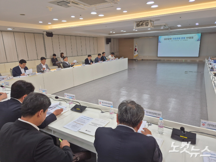 광주시는 대선 과정에서 다뤄진 지역의 공약들이 정부 정책에 반영되도록 힘을 모으기 위해 16일 시청 중회의실에서 시 간부와 공공기관장들이 참여한 가운데 '대선공약 국정과제 반영 TF 회의'를 개최했다. 조시영 기자