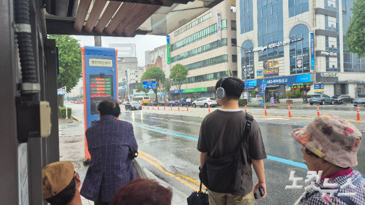 16일 오전 10시쯤 서구 광천동 광천치안센터 정류장에서 시민들이 버스를 기다리고 있다. 한아름 기자